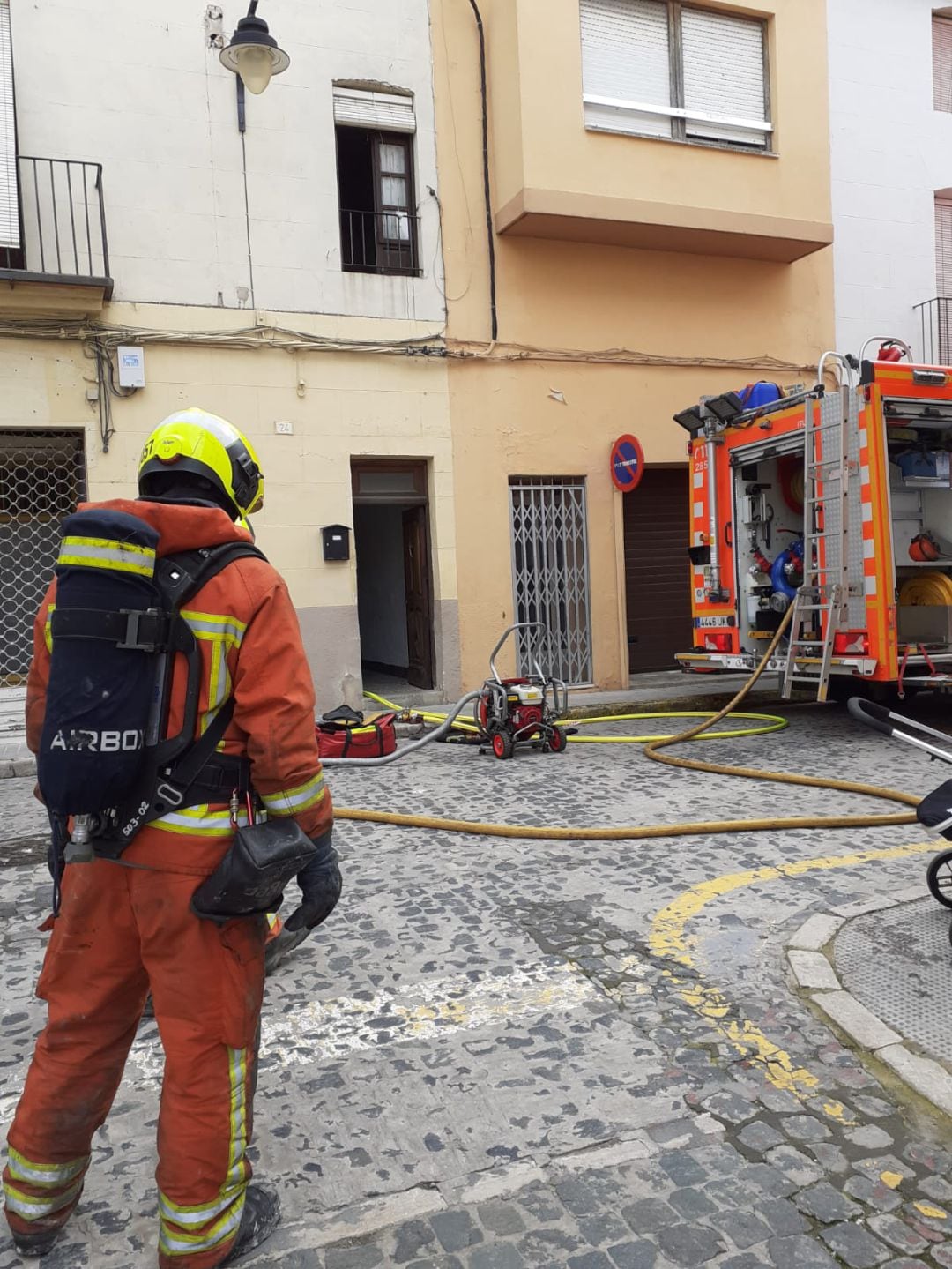 Bombers treballant en l&#039;extinció de l&#039;incendi