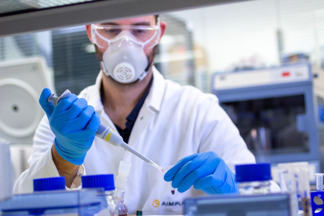 Científico de AIMPLAS investigando sobre el nuevo test para diagnosticar COVID-19