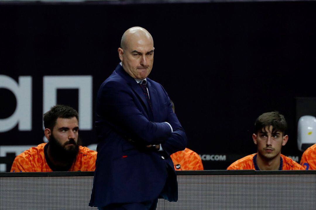 GRAF6224. MADRID, El entrenador del Valencia Basket, Jaume Ponsarnau, durante el encuentro de cuartos de final de la Copa del Rey que Real Madrid y Valencia Basket juegan este jueves en el WiZink Center de Madrid. EFE Juan Carlos Hidalgo