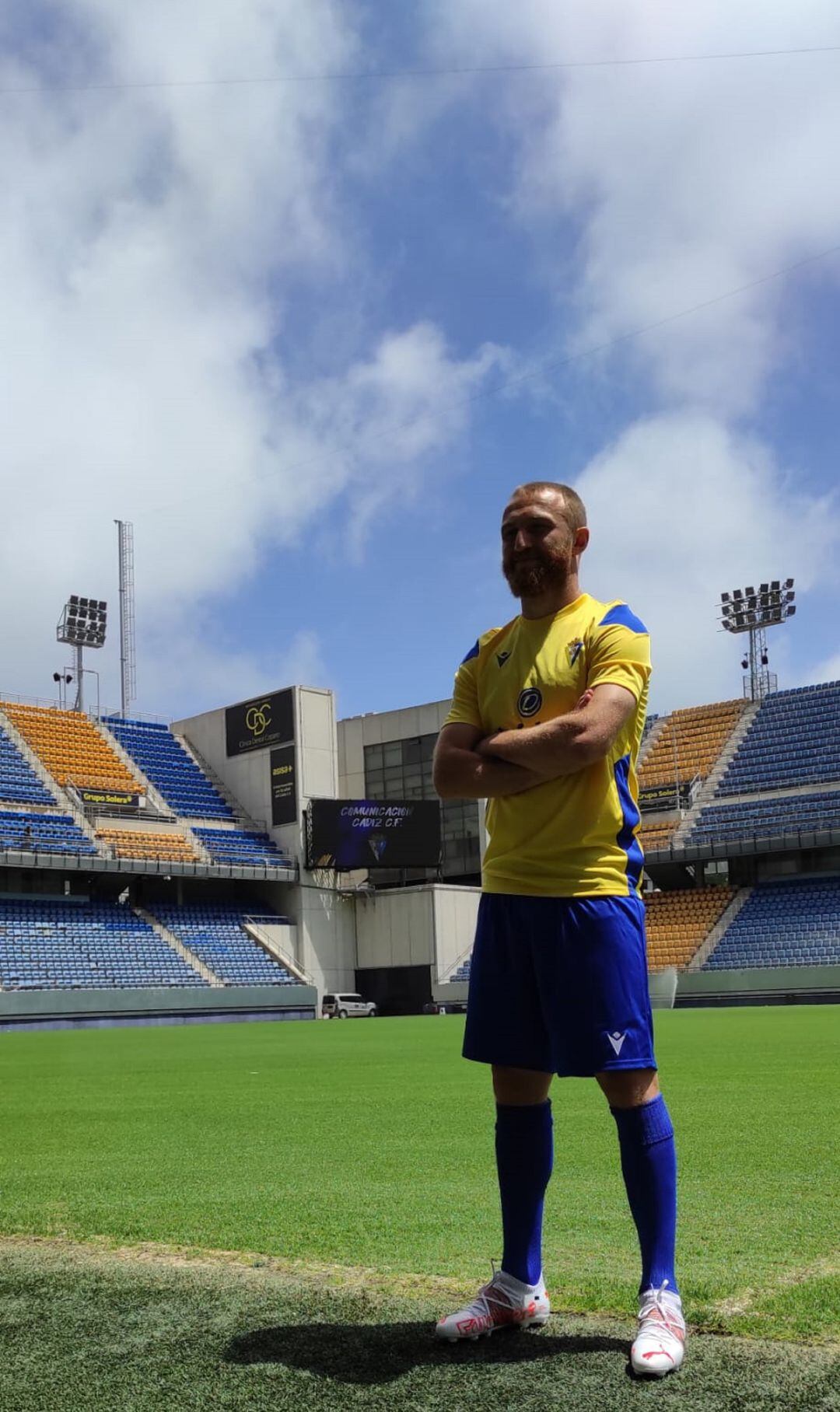Vato Haroyan en su presentación como jugador del Cádiz.