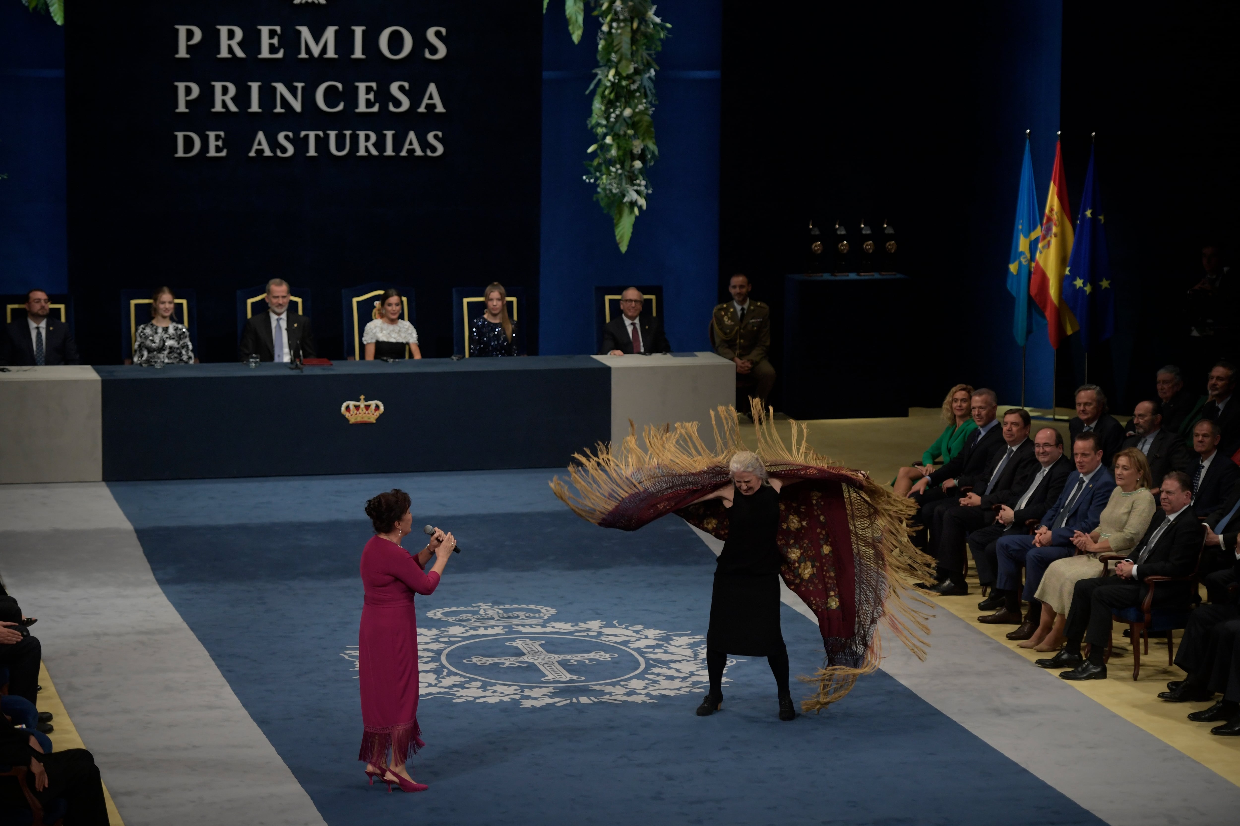 OVIEDO, 28/10/2022.- La cantaora Carmen Linares y a la coreógrafa María Pagés tras recibir el Premio Princesa de Asturias de las Artes en la ceremonia de entrega de la 42 edición de los Premios Princesa de Asturias presidida por los Reyes y la princesa Leonor, celebrada este viernes en el Teatro Campoamor de Oviedo. EFE/Eloy Alonso
