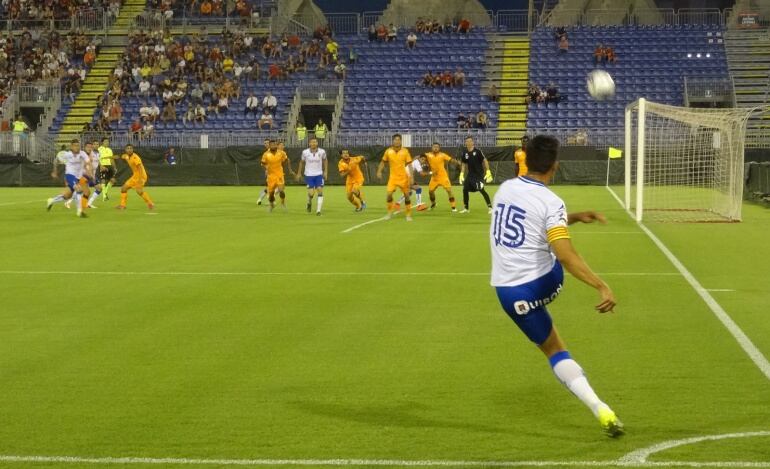 Pedro lanza un corner en el partido ante el Cagliari