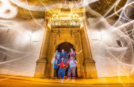 Otra imagen de la exposición se centra en la puerta principal de la plaza de toros de Ronda