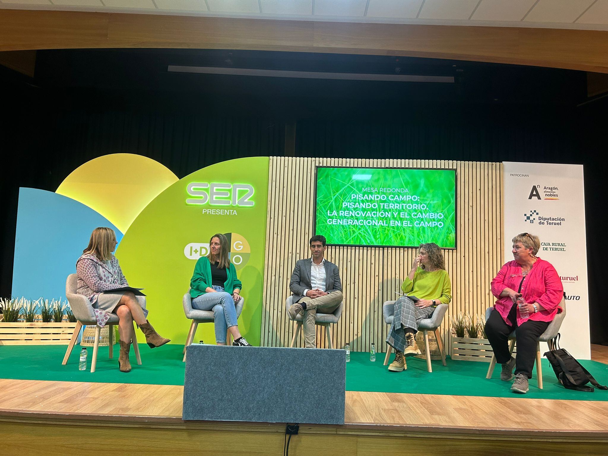 Tercera mesa de I+D agro Teruel, PISANDO CAMPO: pisando territorio. La renovación y el cambio generacional en el campo compuesta por Belén Blanco Redon: directora de ARIA (Asociación para el Asesoramiento Rural Integral Aragonés) Jesús Abadías: Coordinador de la Rex ARAX (Red Aragonesa de Cultivos Extensivos y Leguminosas).

Ana Garín: Coordinadora de la Red FARA (Red Fitosanitaria de Aragón) Araceli Sierra: Subdirectora de Cereales Teruel S.Coop.