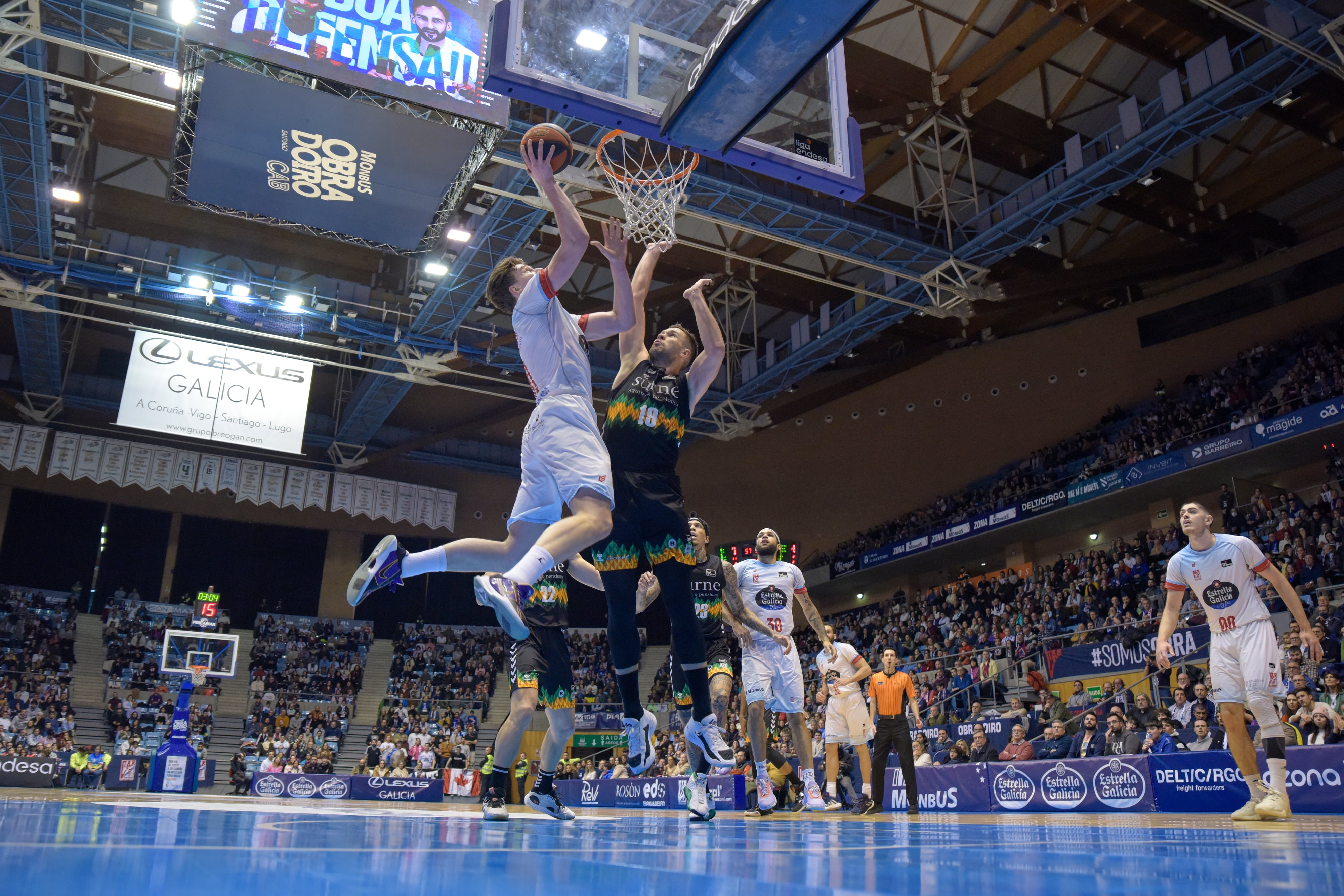 Marek Blazevic, lanzando a canasta, fue el mejor del Obradoiro con 23 de valoración