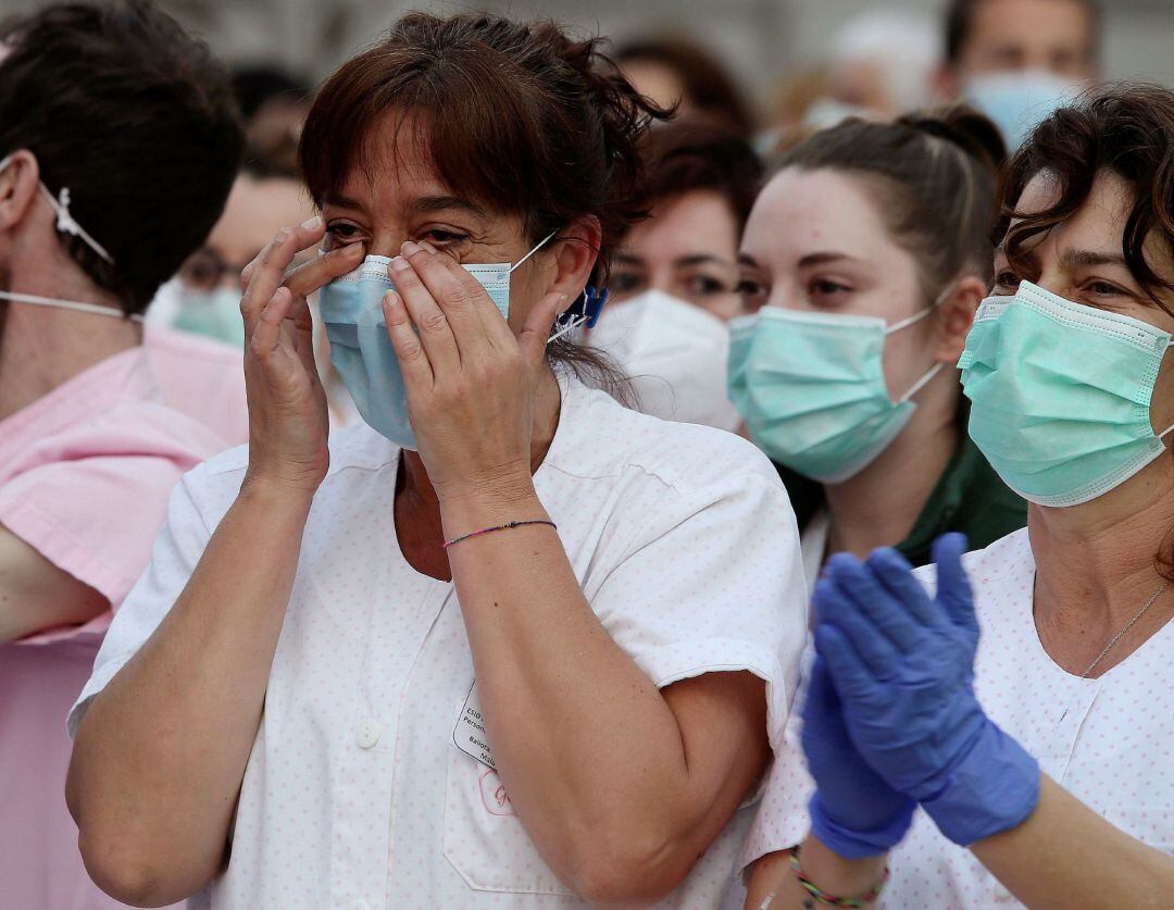 Una enfermera del Hospital Donostia, emocionada, tras un homenaje celebrado el pasado domingo en agradecimiento a la labor de los sanitarios.