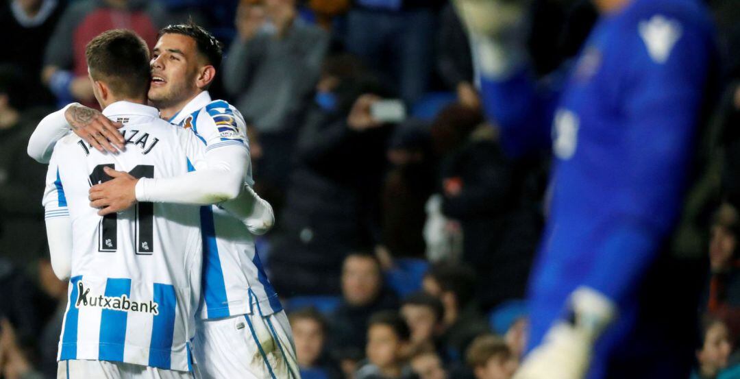 Theo Hernández abraza a Januzaj tras darle la asistencia del gol contra el Levante