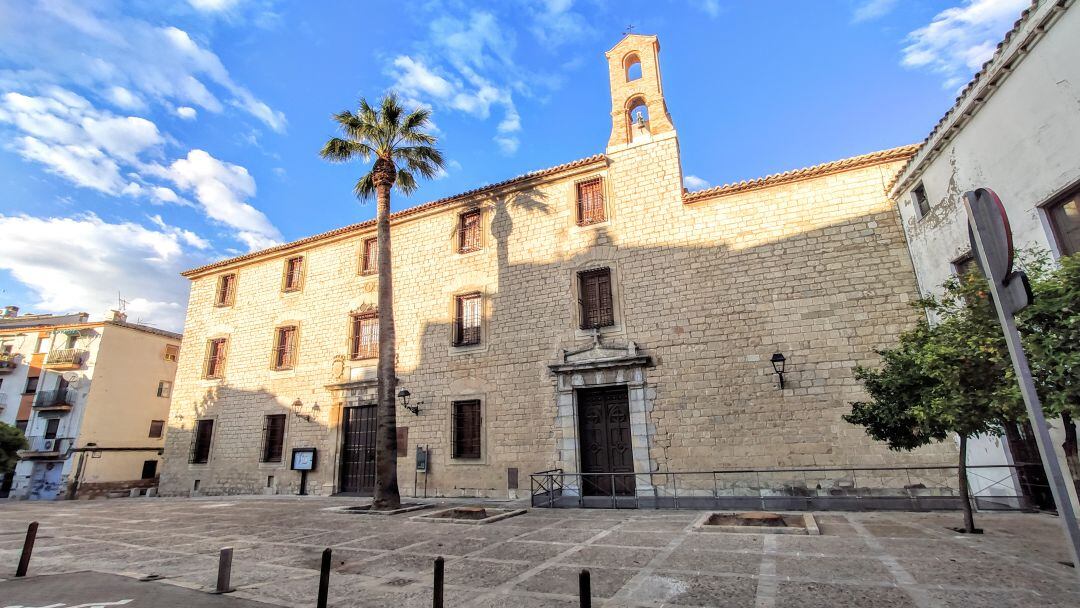 La plaza de Santa Luisa de Marillac, donde se encuentran los Baños Árabes, ya solo cuenta con una palmera ya que las otras han sido víctimas del picudo rojo.