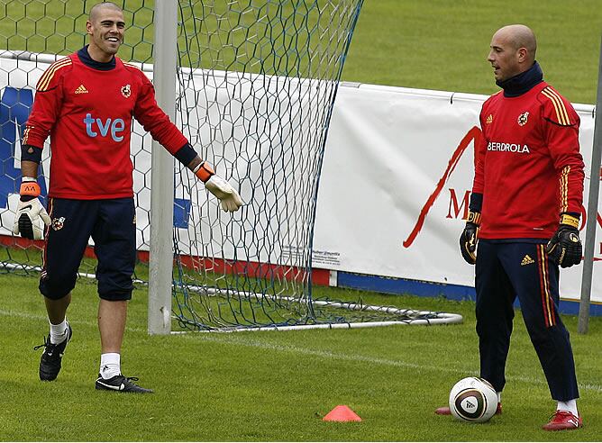 Victor Valdés, junto a Reina, durante un entrenamiento de la Selección