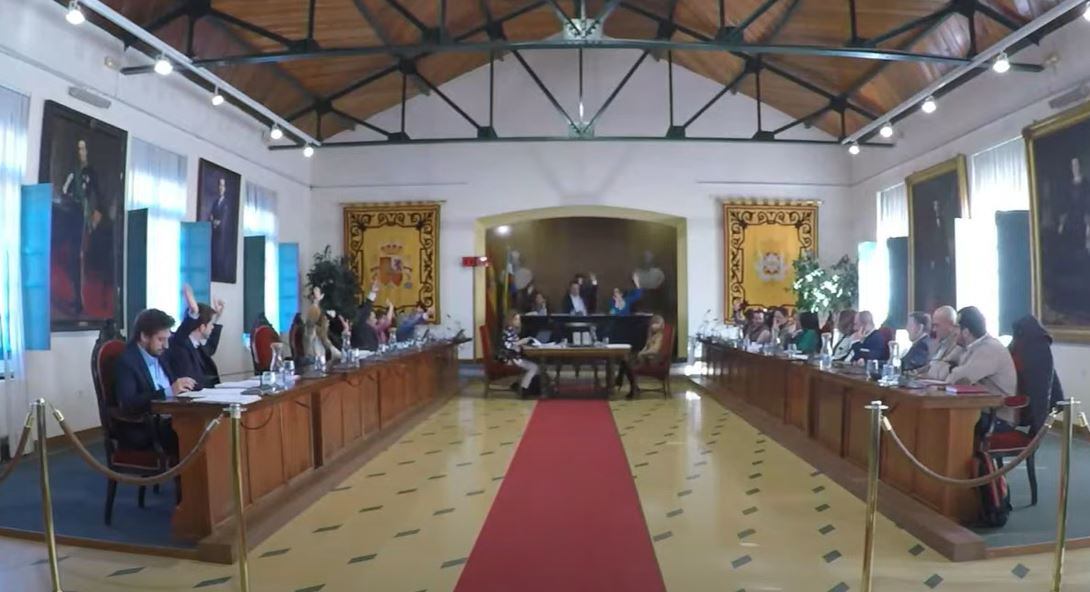 Votación durante el pleno de Linares del 10 de noviembre de 2022.