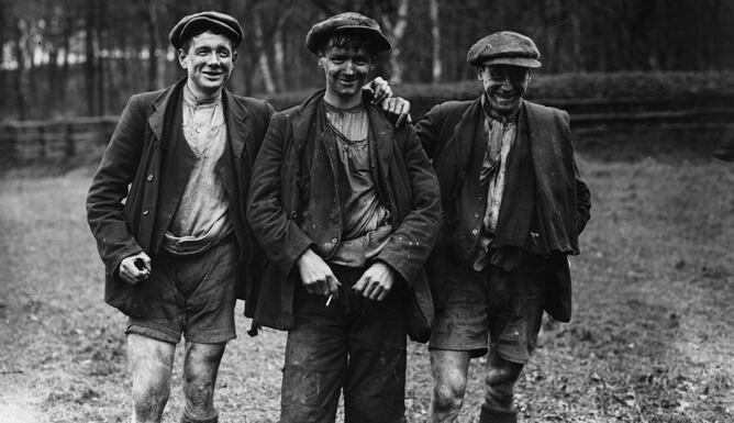 Tres 'pony boys', fotografiados el 12 de febrero de 1912