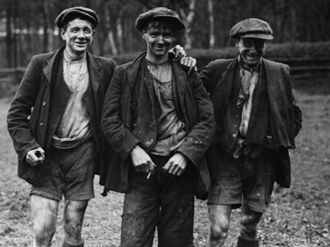 Tres 'pony boys', fotografiados el 12 de febrero de 1912