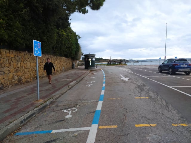 Aparcamiento playa de Peligros en Santander.