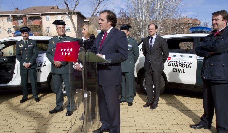 El consejero de Medio Ambiente, Jaime González Taboada, felicita a los agentes del SEPRONA por su control y denuncia de actividades perjudiciales con la naturaleza