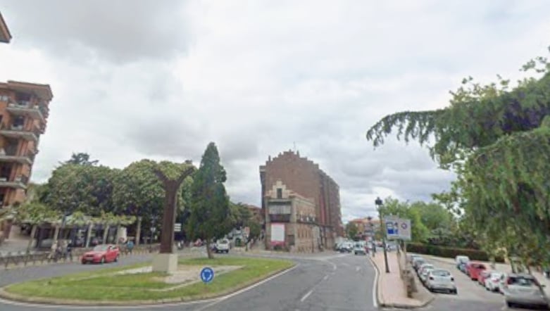 rotonda en donde confluyen la avenida de Madrid con la avenida de Portugal, en la que, por segunda vez, el asfalto se ha levantado. /Google