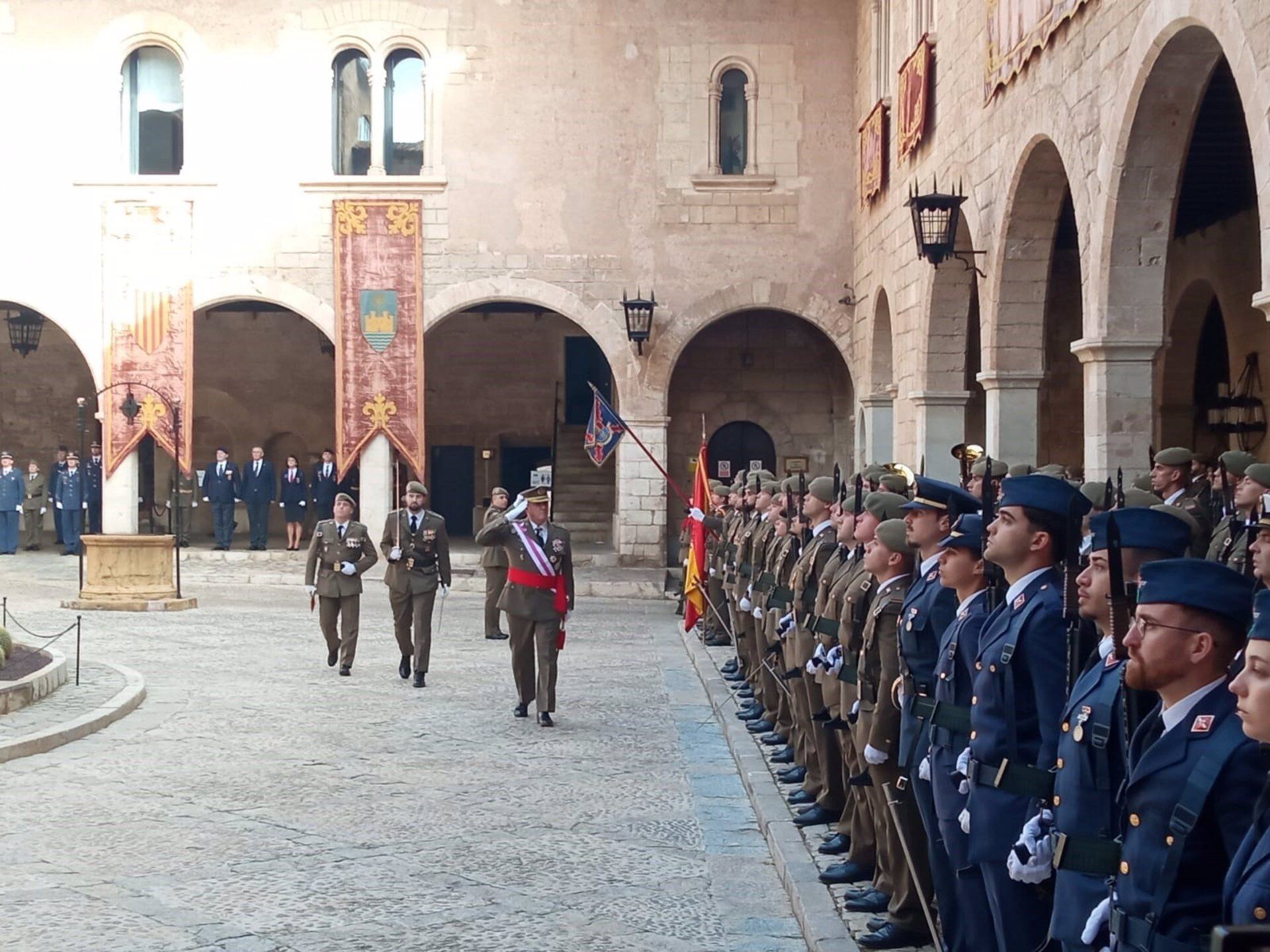 06/01/2025 FFAA homenajean a las víctimas de la DANA y reivindican su papel en catástrofes: &quot;Vuestro dolor es el nuestro&quot;.
La celebración de la Pascua Militar este lunes en el Palacio de la Almudaina ha tenido un recuerdo especial hacia las víctimas y damnificados por la DANA que azotó especialmente la Comunitat Valenciana y ha servido para reivindicar el papel de las Fuerzas Armadas en las catástrofes.

POLITICA