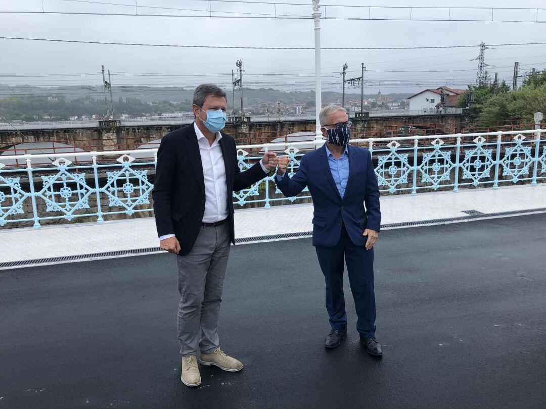 El alcalde de Irun, José Antonio Santano y el de Hendaya, Kotte Ecenarro, han escenificado la reapertura del puente Avenida esta mañana. 