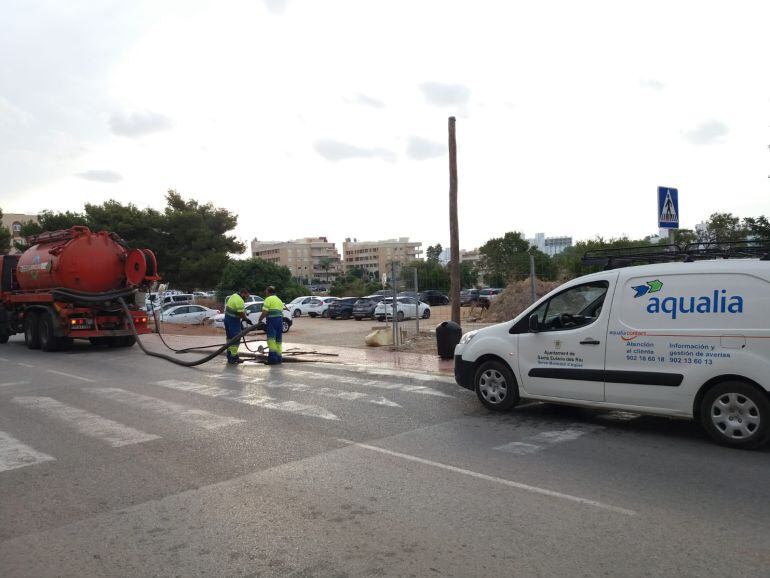 Operarios de Aqualia trabajando en Santa Eulària