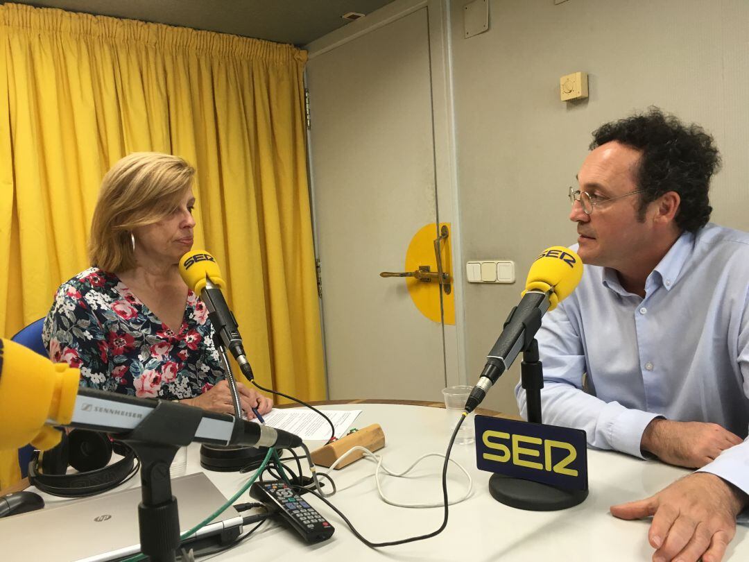 Aida Pena y Álvaro García Ortiz en el estudio de Radio Galicia