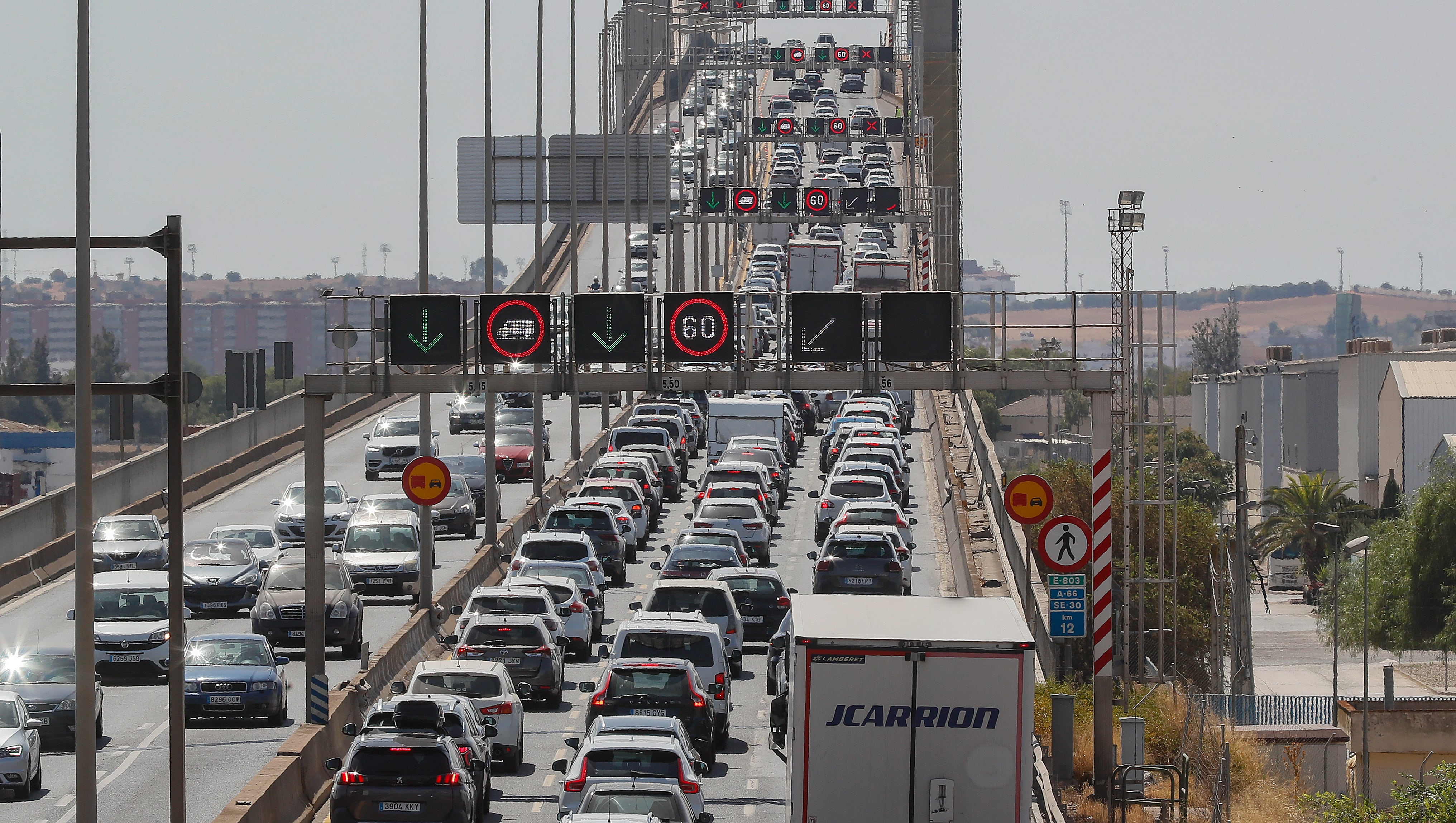 Concentración de vehículos este sábado durante la operación salida de las vacaciones