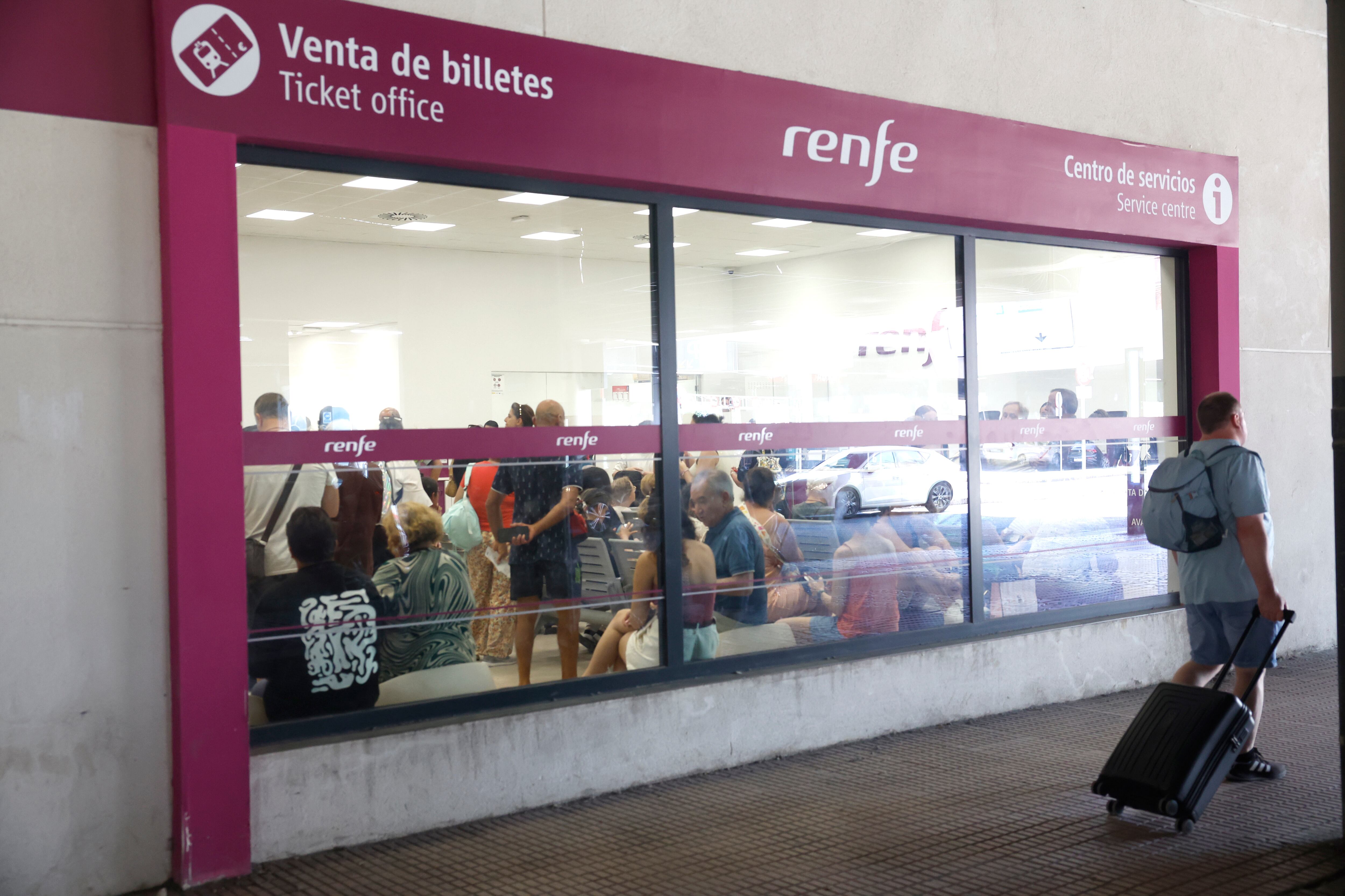 MADRID, 16/08/2025.- Viajeros a la espera en la estación de Chamartín en Madrid, este sábado. Renfe ha habilitado dos servicios especiales de trenes en cada sentido entre la capital de España y Zamora, dentro de la línea de Alta Velocidad Madrid-Galicia, cuyo tráfico ha sido interrumpido como consecuencia de los incendios en sus inmediaciones. EFE/ J.P. Gandul
