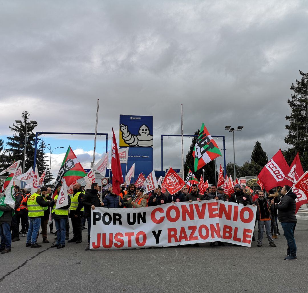 Representantes sindicales se han concentrado a las puertas de la factoría vitoriana de Michelin donde se ha celebrado la última reunión de la mesa de negociación del convenio colectivo