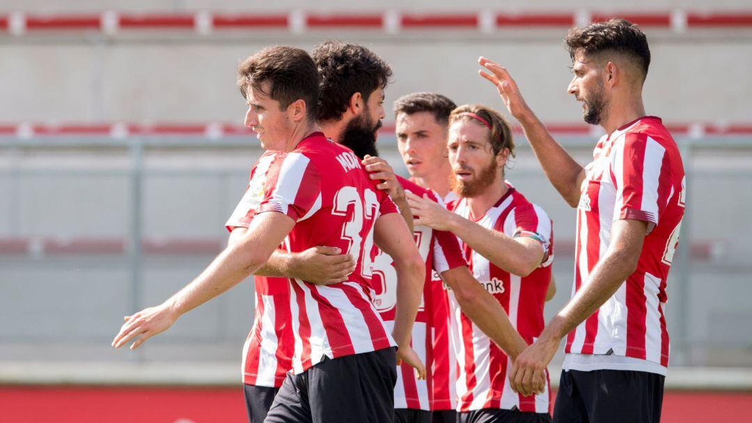 Los jugadores del Athletic de Bilbao, celebran uno de los goles durante el encuentro amistoso que el club rojiblanco ha disputado este miércoles contra el Alavés en sus instalaciones de Lezama (Bizkaia)