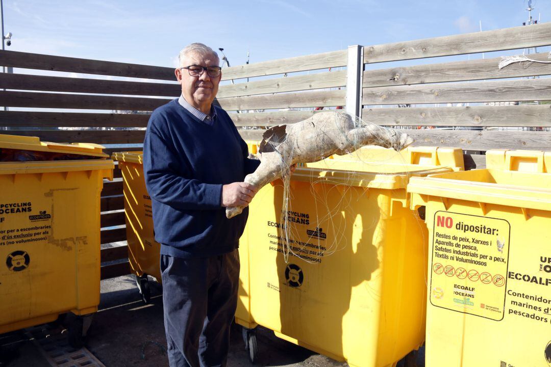 El patró major de la Confraria de Pescadors de Blanes, Eusebi Esgleas, mostra part d'un cavall de plàstic retirat del fons marí
