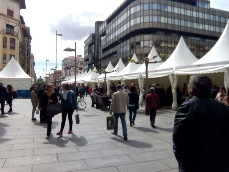 Cientos de pamploneses han pasado por las diferentes casetas situadas en el centro de la ciudad