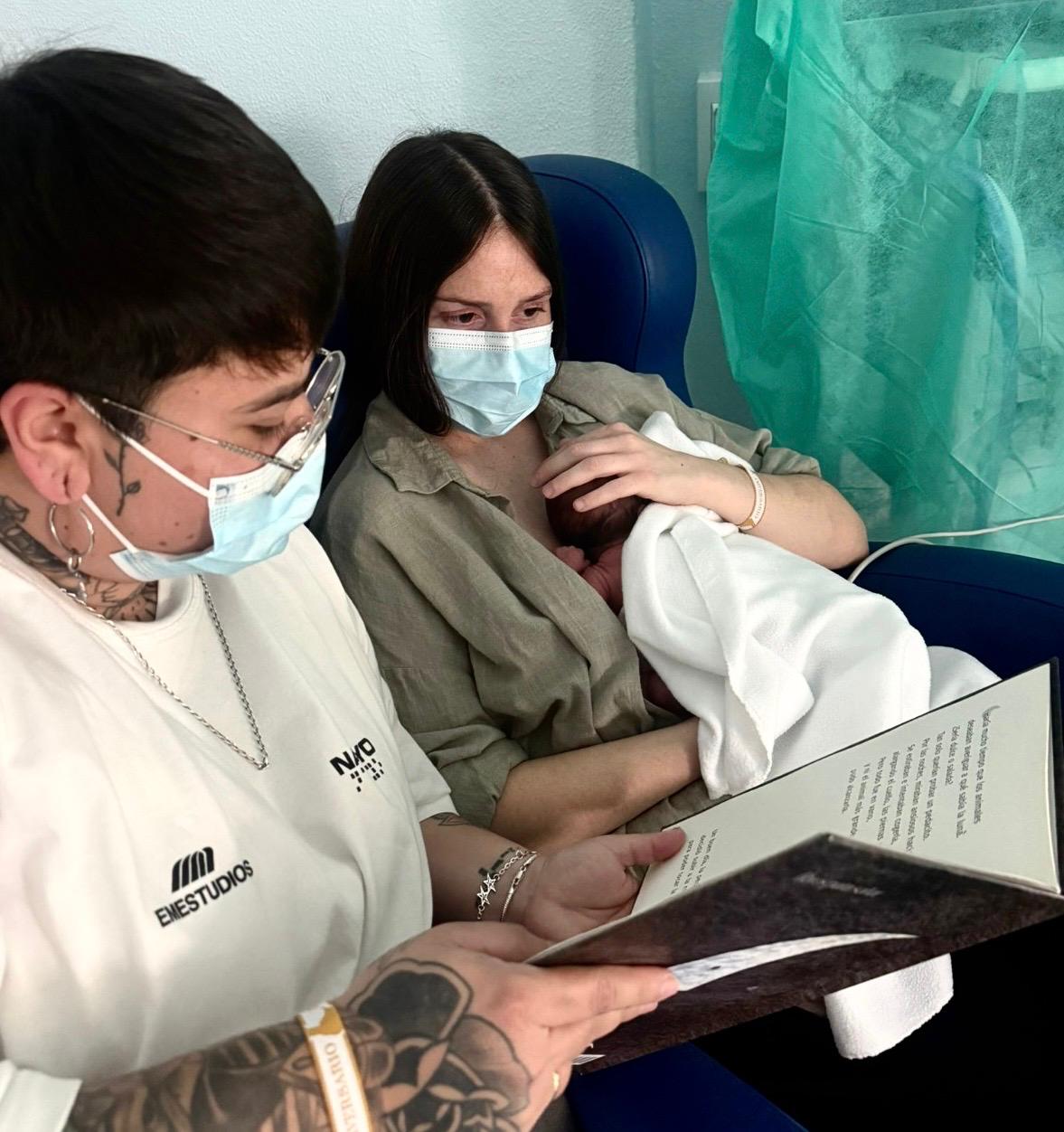 Lectura en la UCI neonatal del Hospital de Jerez