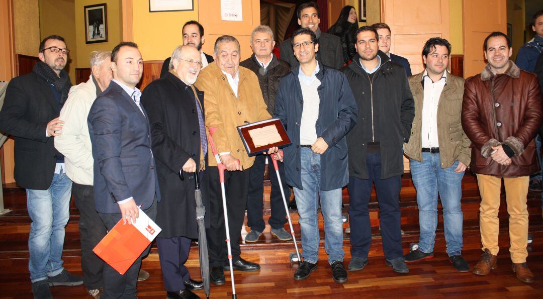 En el centro, con muletas, arropado por el secretario provincial del PSOE, Jose Manuel Caballero - a la derecha- y el Rector honorífico, Luis Arroyo, - a la izquierda- con quien mantuvo una estrecha amistad, entre otros cargos.