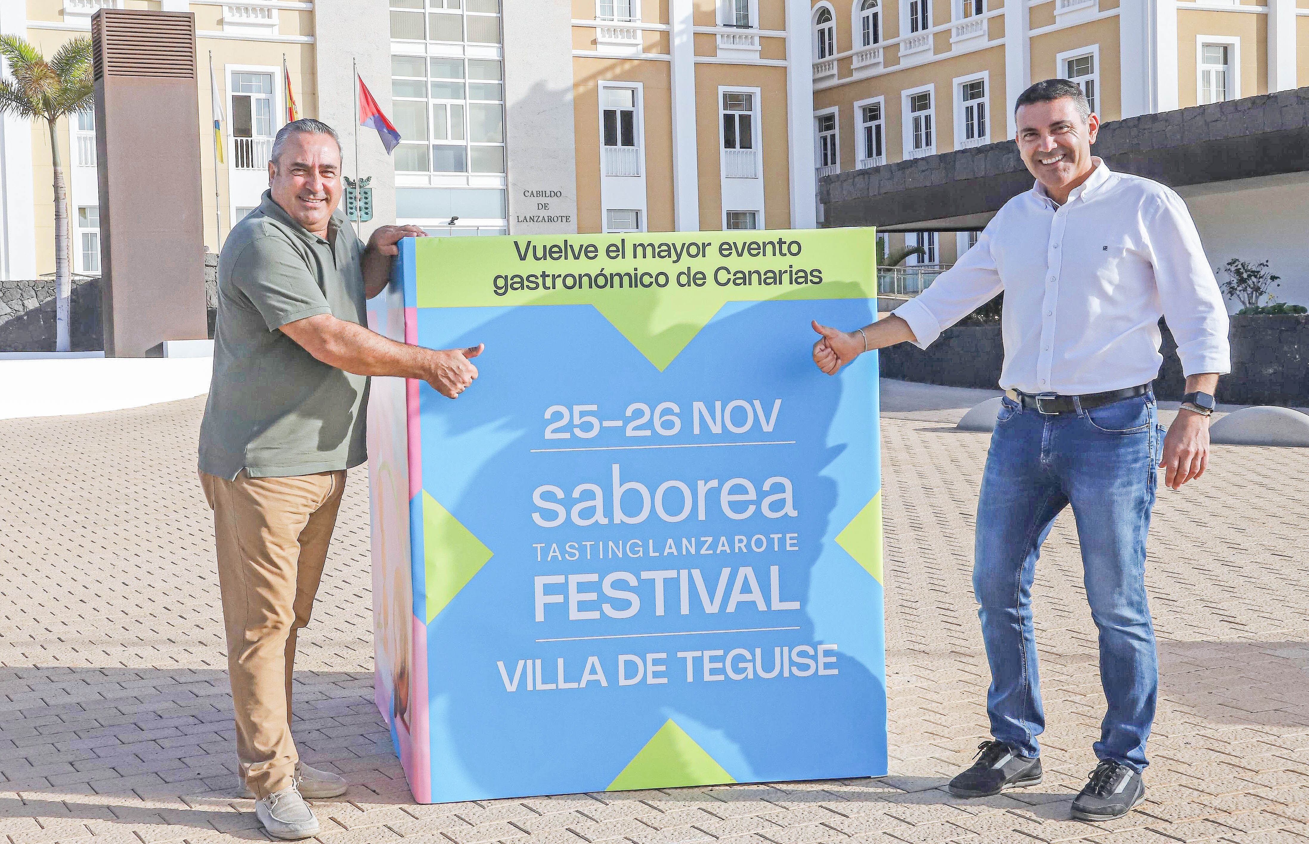 De derecha a izquierda: El presidente del Cabildo de Lanzarote, Oswaldo Betancort, y el consejero de los Centros de Arte, Cultura y Turismo, Ángel Vázquez.