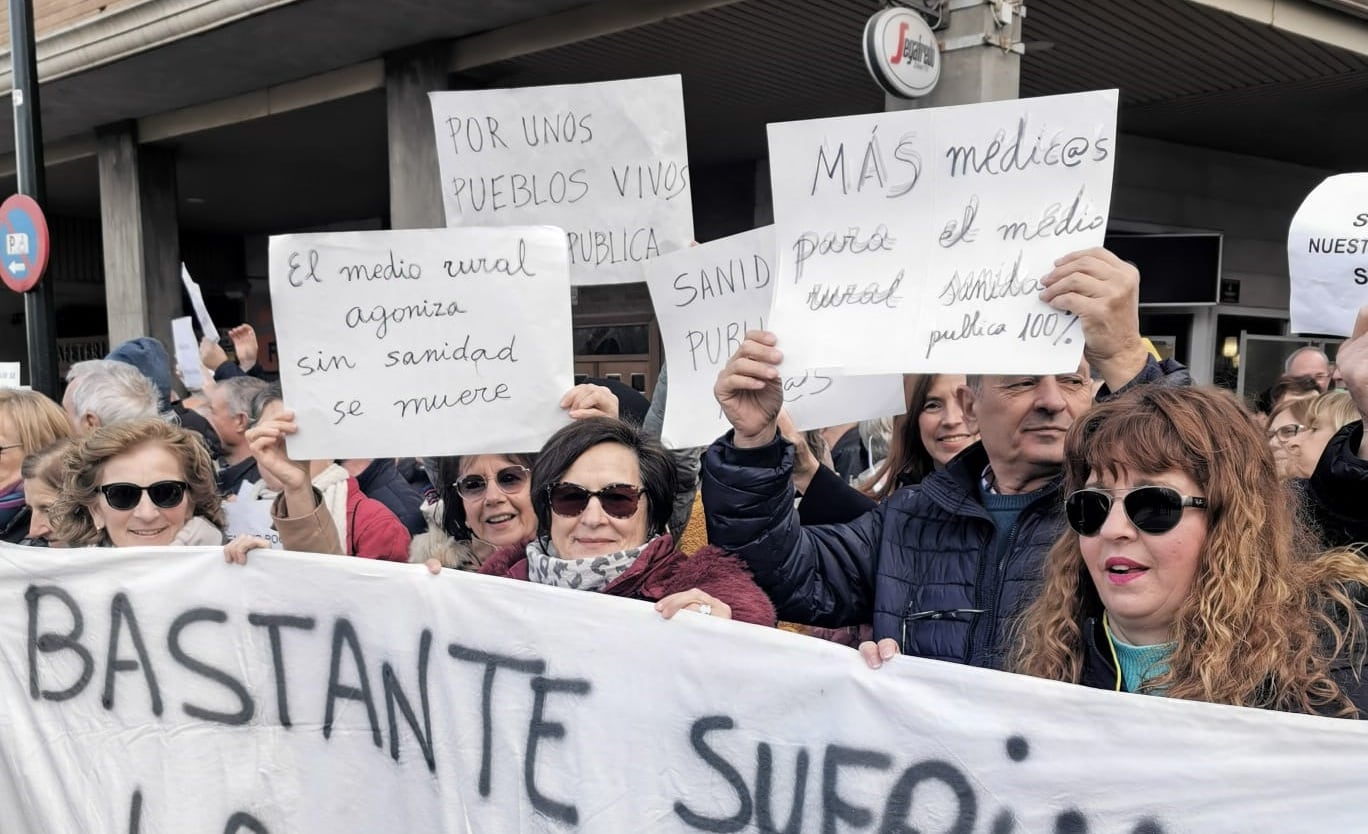 Protesta de vecinos de Cinco Villas por la Sanidad Pública