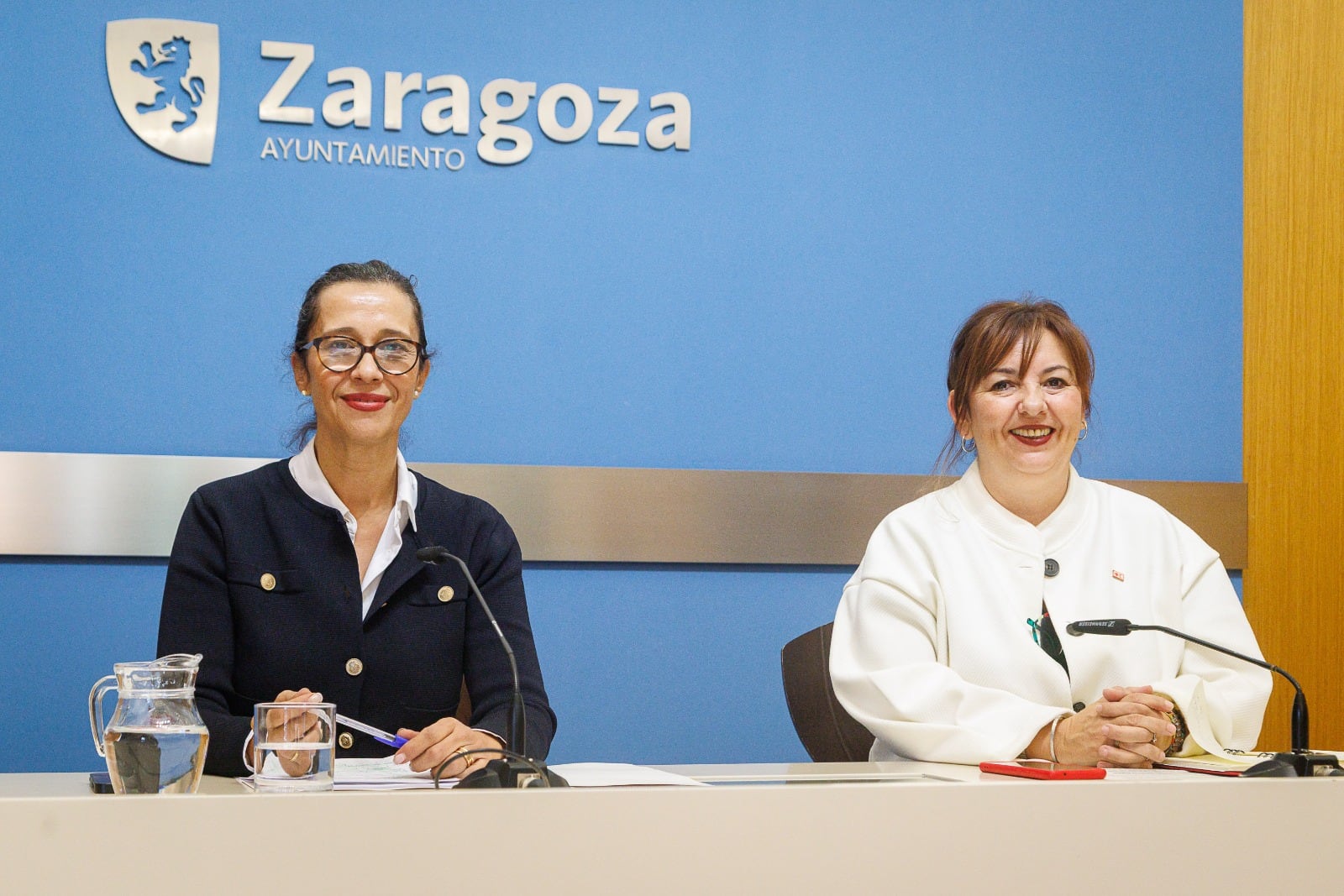 La consejera de Servicios Sociales del Ayuntamiento de Zaragoza, Marián Orós, y la coordinadora provincial de Cruz Roja, Susana Royo, durante la presentación del recuento oficial de personas sin hogar en Zaragoza en 2025