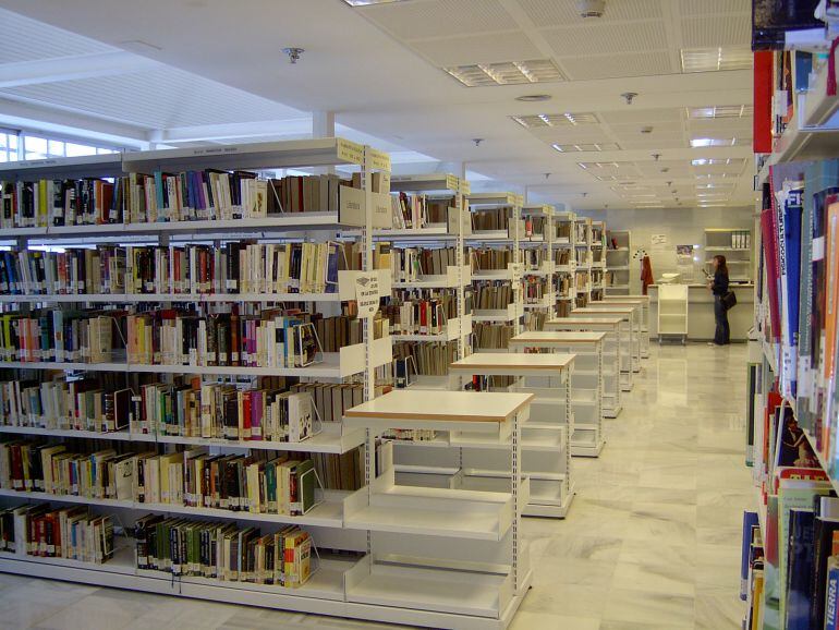 Imagen del interior de la Biblioteca de Huelva.