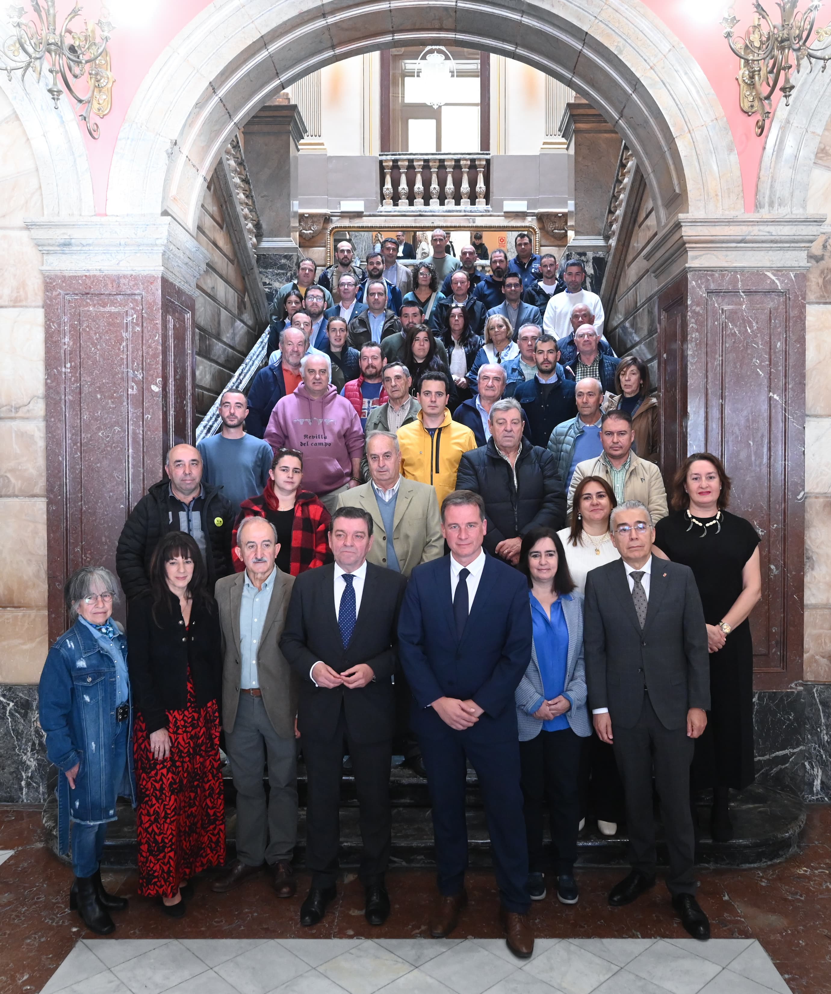 El consejero de la Presidencia junto a 60 alcaldes de la provincia de Burgos, en presencia del presidente de la Diputación, Borja Suárez, han firmado el convenio de adhesión al 012