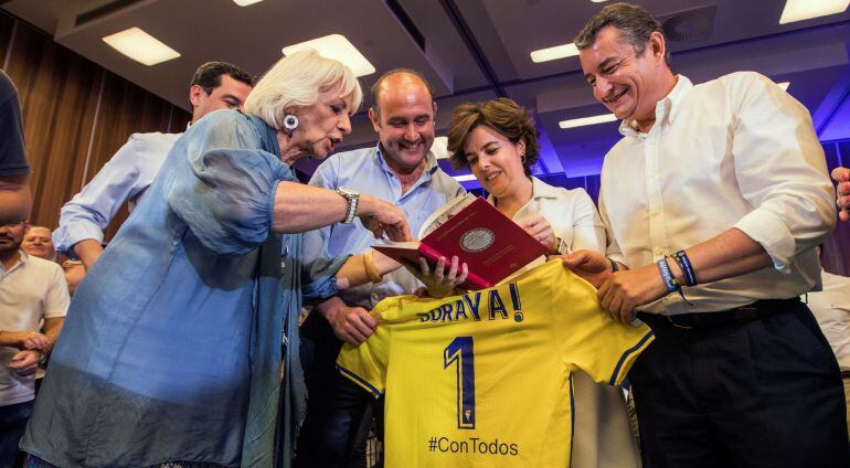 La candidata a la presidencia del Partido Popular en el próximo congreso nacional, Soraya Saénz de Santamaría, en su visita a Cádiz