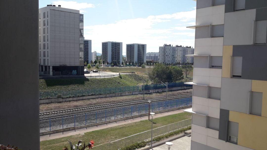 Vista actual de las vías del tren a su paso por el barrio de Zabalgana