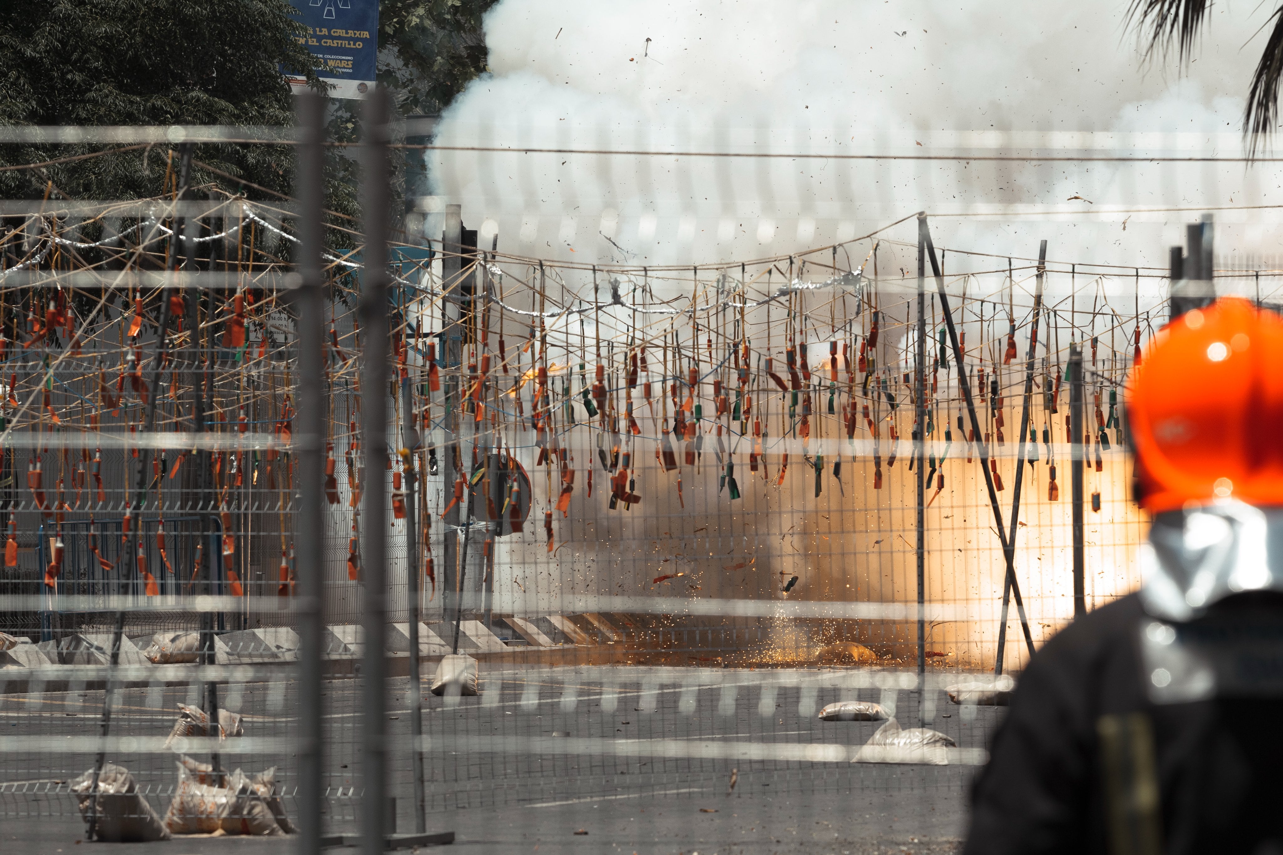 Imagen de archivo de la primera mascletà de las Hogueras 2022 desde la Plaza de los Luceros