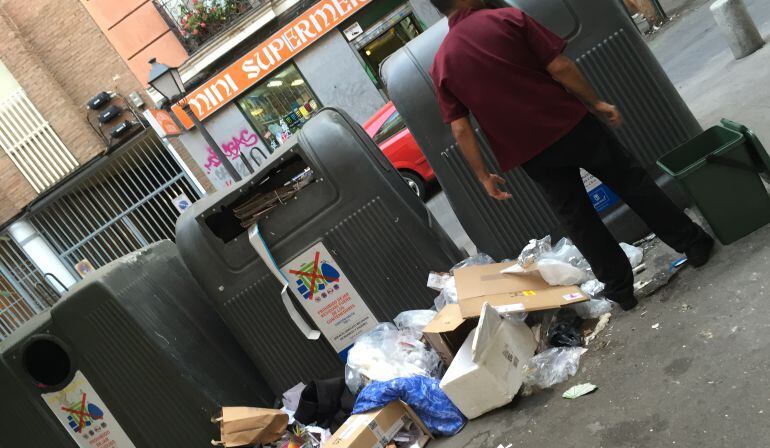 Contenedores de reciclado en la calle Valverde de Madrid