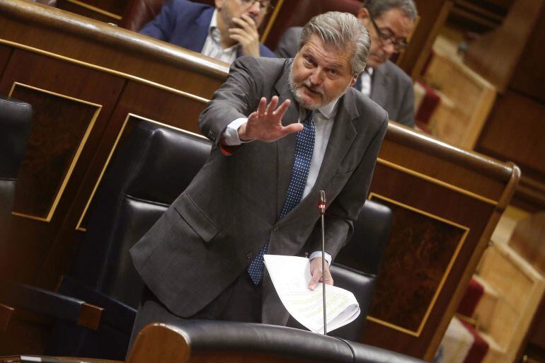 El ministro de Educación, Íñigo Méndez de Vigo, durante su intervención este miércoles en la sesión de control al Gobierno en el Congreso de los Diputados. EFE/Javier Lizón