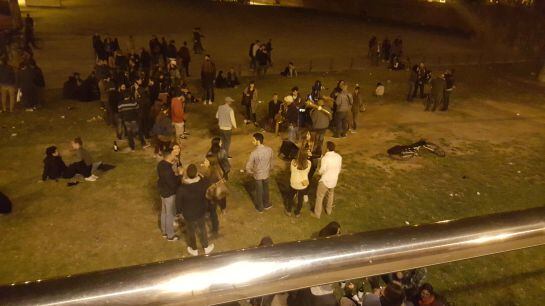 Jóvenes de fiesta en el cauce del río.