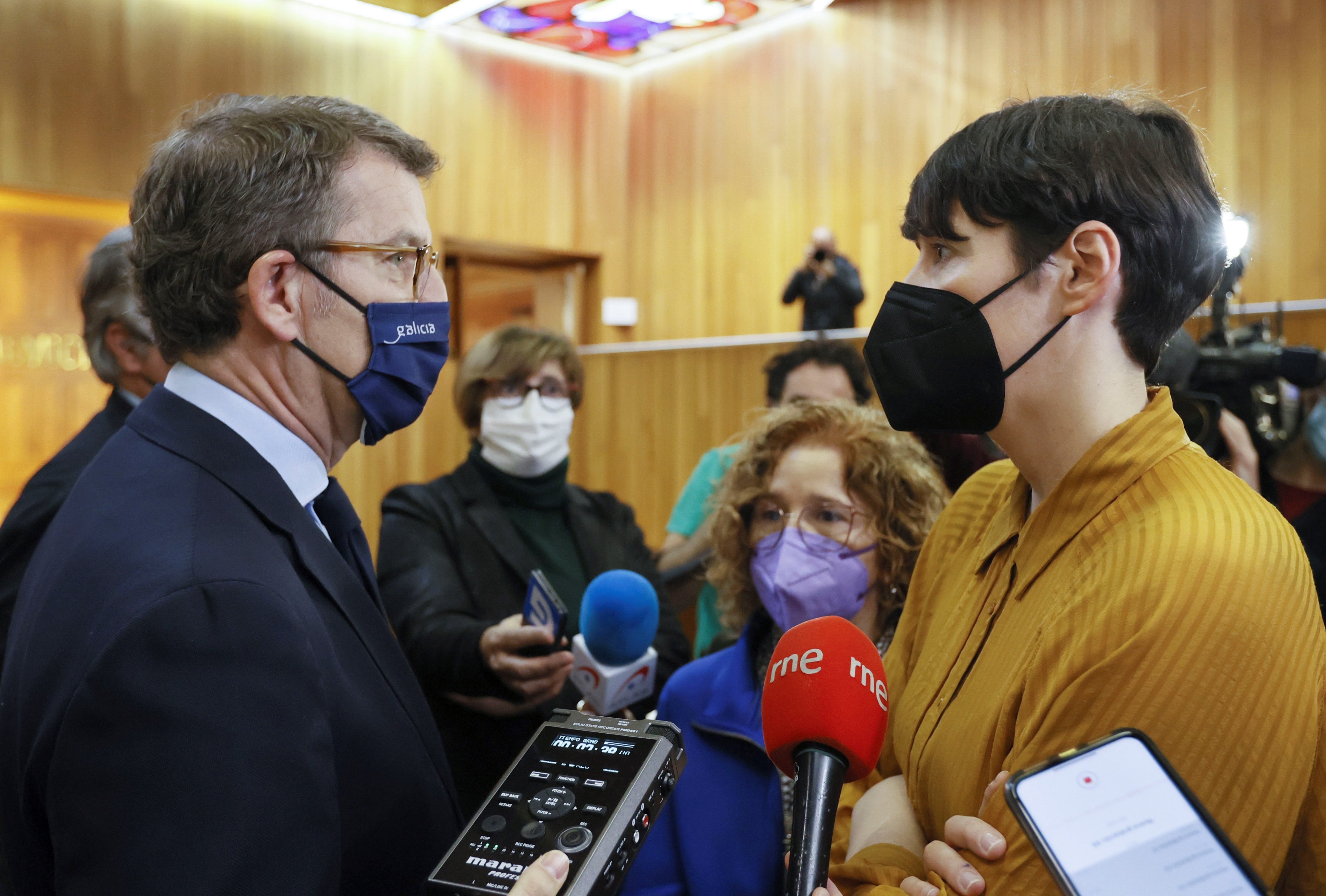GRAF2787. SANTIAGO, 22/02/2022.- El presidente de la Xunta, Alberto Núñez Feijóo y la portavoz del Grupo del BNG, Ana Pontón, hablan tras el minuto de silencio que guardó el pleno del Parlamento de Galicia, en Santiago de Compostela. EFE/Lavandeira jr