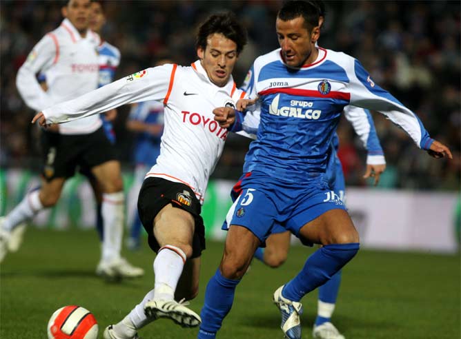 Silva y Mario disputan un balón en un partido liguero