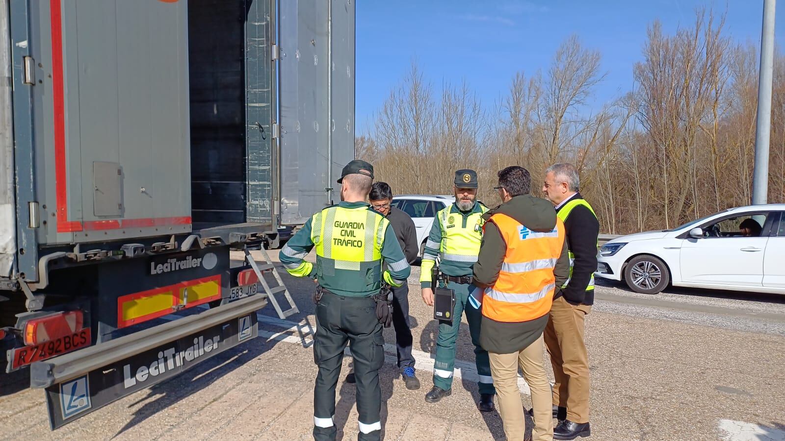 Inspección de un camión por parte de la Guardia Civil de Tráfico. / Foto: DGT