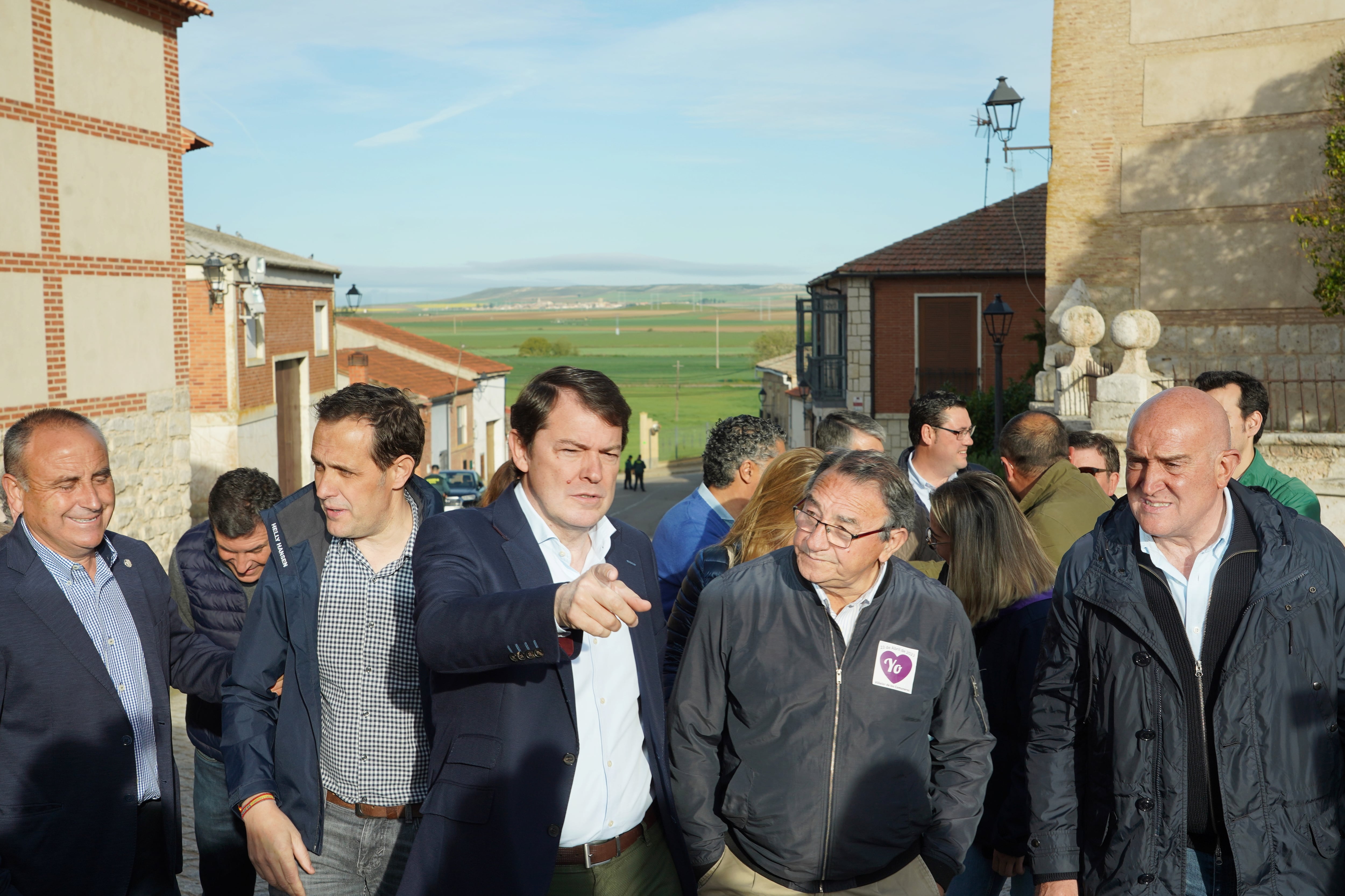 Mañueco pasea por Villalar junto al alcalde de la localidad, Luis Alonso y el Consejero de Presidencia Jesús Julio Carnero