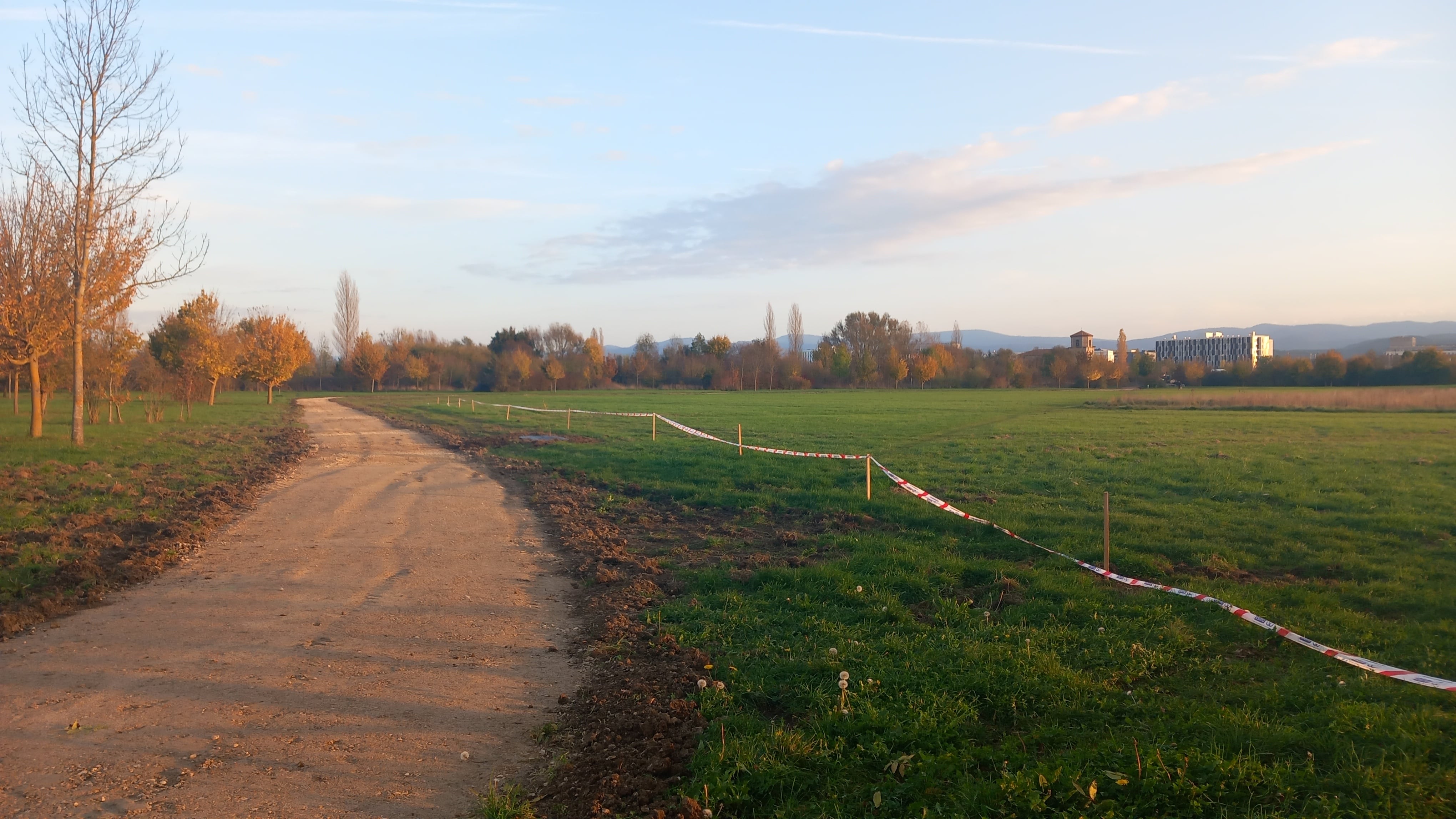 Obras del nuevo camino que rodea las campas de Salburua