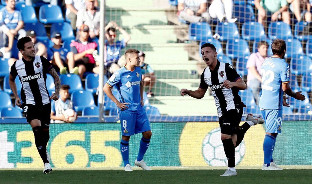 El centrocampista macedonio del Levante UD, Enis Bardhi celebra su gol ante el Getafe CF