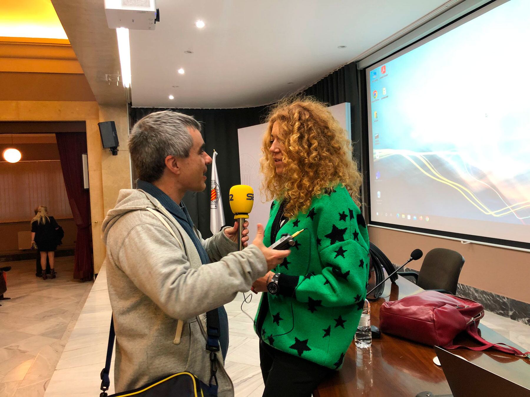 Sofía Cristo atendiendo a los micrófonos de Radio Alcoy antes de iniciar la charla