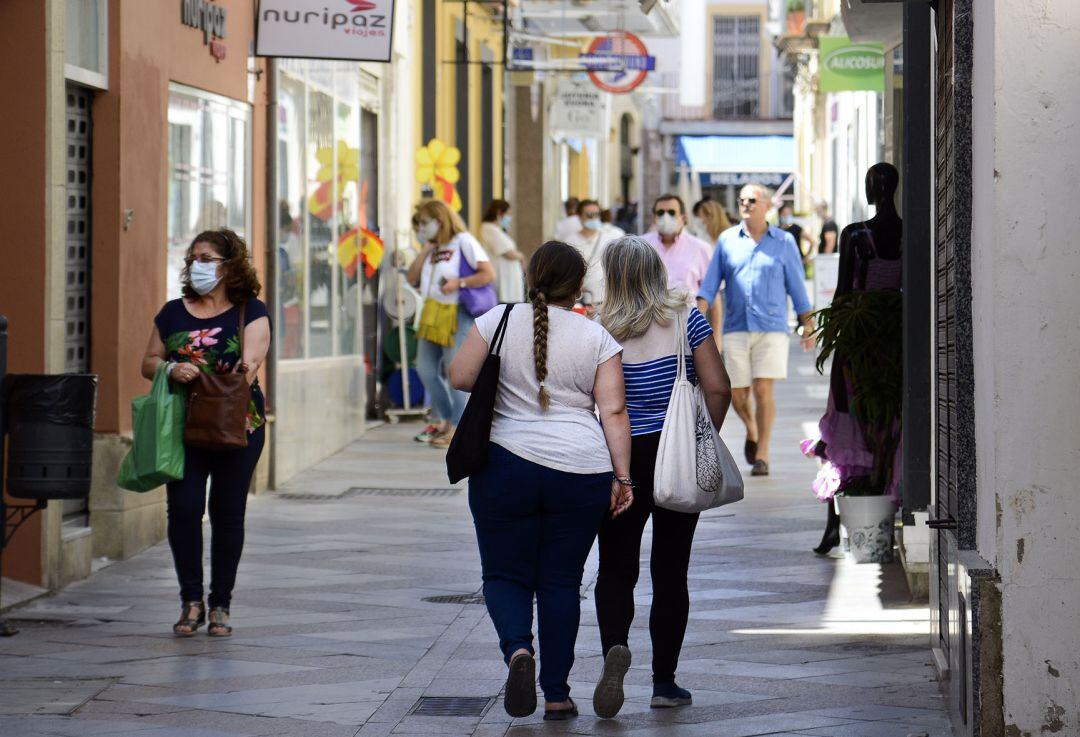 Varios ciudadanos con la mascarilla